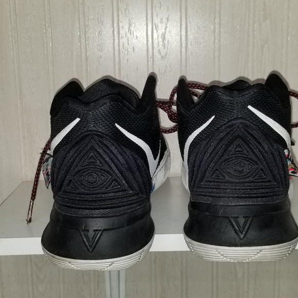 Nike Kyrie "Friends" - Picture 4 of 8